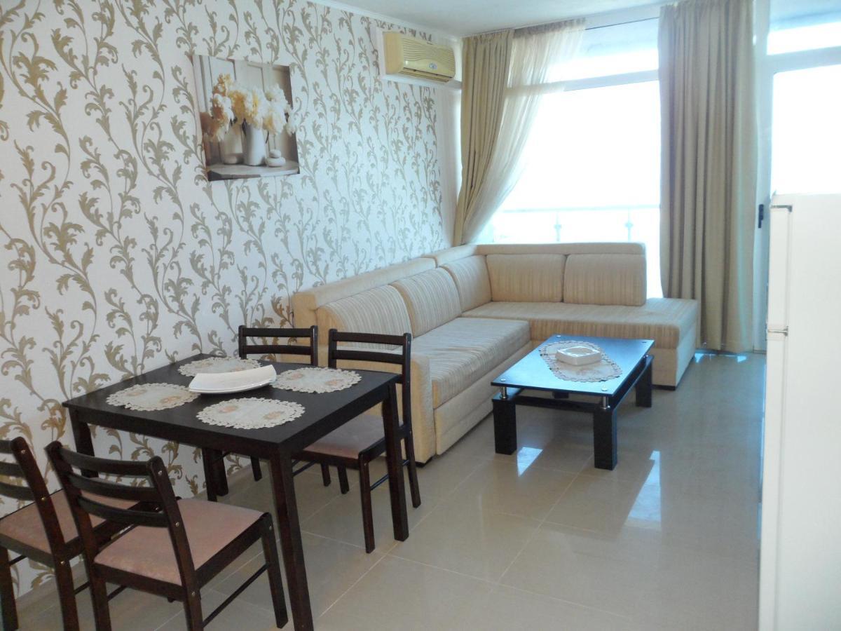 Sianie: Beachfront Apartment in Sunny Beach Center Room photo
